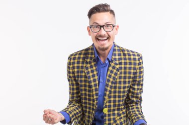 Duygu ve insanlar kavramı - genç mutlu adam yumruklarını beyaz arka plan üzerinde kaldırdı