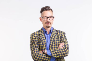 Sakal ve bıyık beyaz arka plan üzerinde duran çarpı işareti, kollarını sahip bardaklarda ceketli yakışıklı adamı