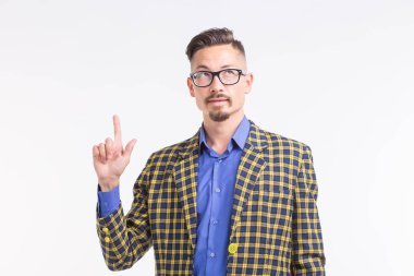 Duygu, insanların ve jest kavramı - genç yakışıklı şık adam yukarı dönük