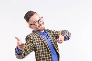 Duygu, insanların ve jest kavramı - genç yakışıklı şık adam üzerinize beyaz zemin üzerine işaret