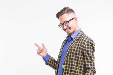 Sakal ve bıyık beyaz arka plan üzerinde duran ve üzerinde kopya alanı işaret bardaklarda ceketli yakışıklı adamı