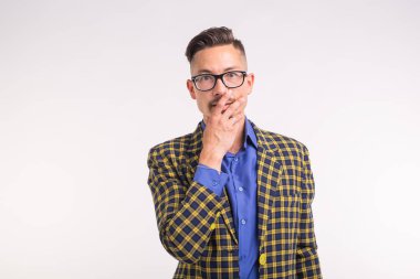 İnsanlar, duygu ve jest kavramı - genç adam beyaz zemin üzerine eliyle ağzını kapsayan şaşırttı