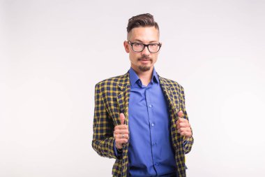 İfade ve insanlar kavramı - beyaz arka plan üzerinde şık yakışıklı adam portresi