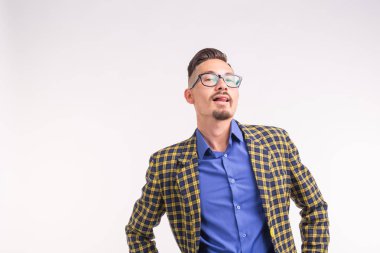 İfade ve insanlar kavramı - beyaz arka plan kopya alanı ile şık seksi yakışıklı adam portresi