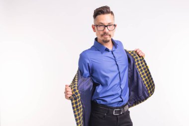 İfade ve komik insanlar kavramı - beyaz arka plan kopya alanı ile ceket adamla gülümseyen portresi