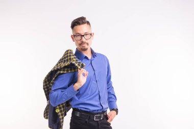 İfade ve komik insanlar kavramı - beyaz arka plan kopya alanı ile ceket adamla gülümseyen portresi