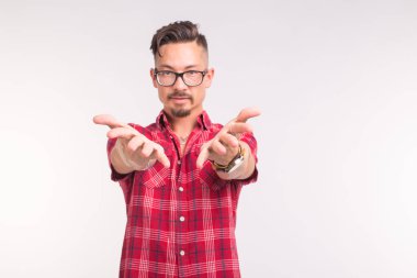 Duygu, yardım, insanlar ve jest kavramı - yakışıklı delikanlı kopya alanı ile beyaz arka plan üzerinde eller ileri uzanır