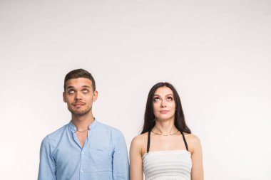 Duygular, eğlenceli ve insanlar kavramı - genç çift birbirine yakın durmak ve kopya alanı aramak