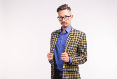 İfade ve insanlar kavramı - beyaz arka plan kopya alanı ile şık yakışıklı adam portresi