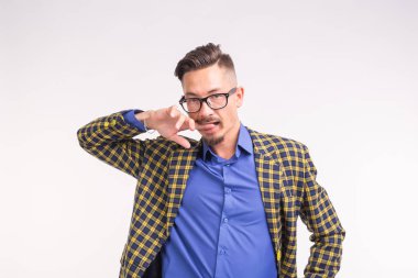 Sakal ve bıyık beyaz arka plan üzerinde eğleniyor bardaklarda ceketli yakışıklı adamı