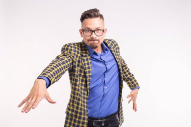 Sakal ve bıyık beyaz arka plan üzerinde eğleniyor bardaklarda ceketli yakışıklı adamı