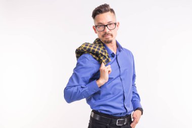 İfade ve komik insanlar kavramı - beyaz arka plan üzerinde ceket adamla gülümseyen portresi