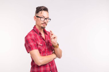 Duygu, insanların ve jest kavramı - kopya alanı ile beyaz arka plan üzerinde duran genç yakışıklı adam