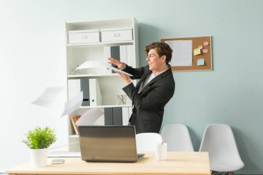 İş, şaka, insanlar kavramı - ofiste eğleniyor takım elbiseli yakışıklı genç