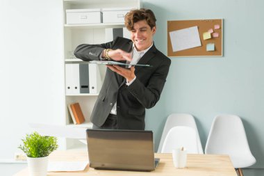 İş, şaka, insanlar kavramı - mutlu adam işini bitirdi çünkü kağıt atma