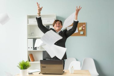 İş kişi, şaka ve eğlence kavramı - mutlu komik işadamı kağıtları ofiste atma