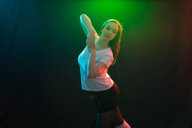 İnsanlar ve dans kavramı - arka plan üzerinde caz funk dans genç fitness kadın renkli