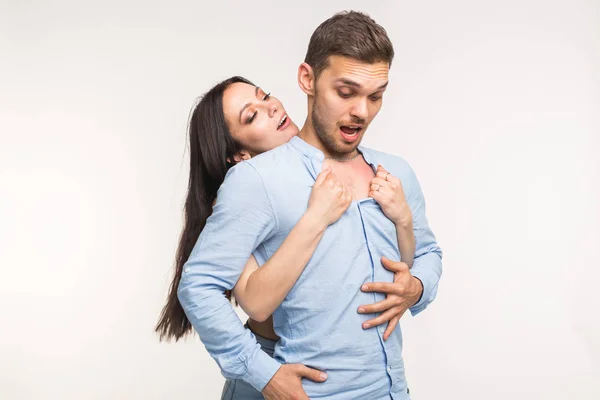 Concepto de relación y amor - Retrato de pareja divertida sobre fondo blanco — Foto de Stock