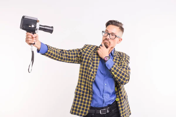 Technologieën, fotograferen en mensen concept - portret van grappige brunette jongeman selfie met camera op witte achtergrond — Stockfoto