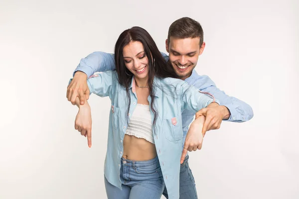 Pessoas Conceito Gesto Jovem Mulher Bonita Homem Bonito Apontando Para — Fotografia de Stock