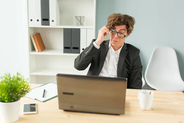 Humor, vtip a podnikání lidí koncepce - legrační člověk unavený po práci na počítači v kanceláři — Stock fotografie