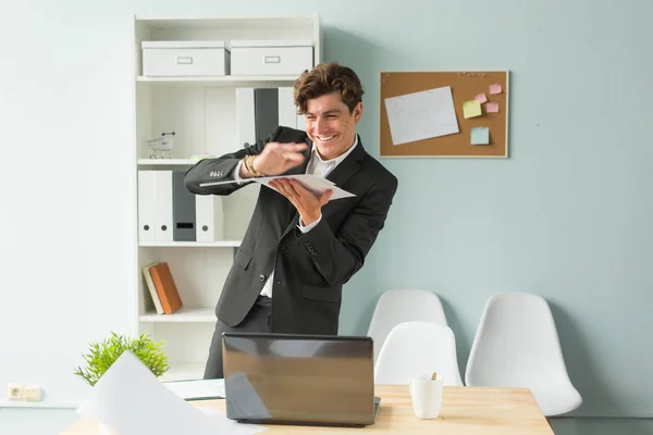 Obchodní, vtip, lidé koncept - šťastný muž házení papíru, protože on dokončil jeho práce — Stock fotografie