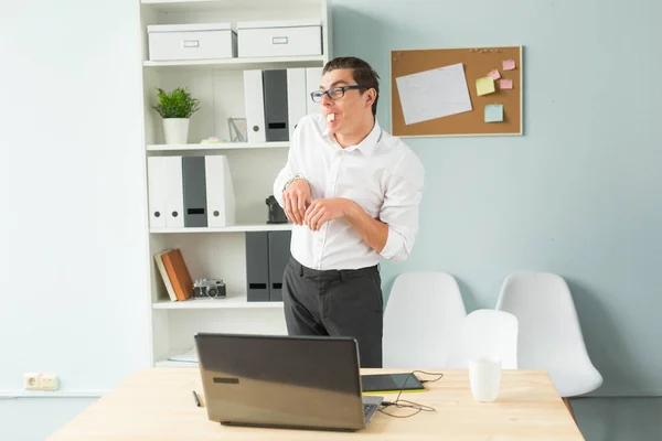 Negocios, humor y concepto de la gente - Hombre joven en camisa blanca hacen cara divertida — Foto de Stock