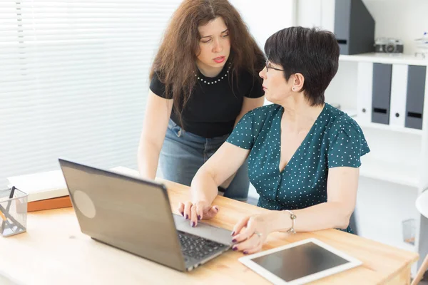 Geschäftsleute und Grafikdesignerkonzept - Frauen diskutieren Ideen im Büro mit Laptop und zeigen auf den Bildschirm — Stockfoto