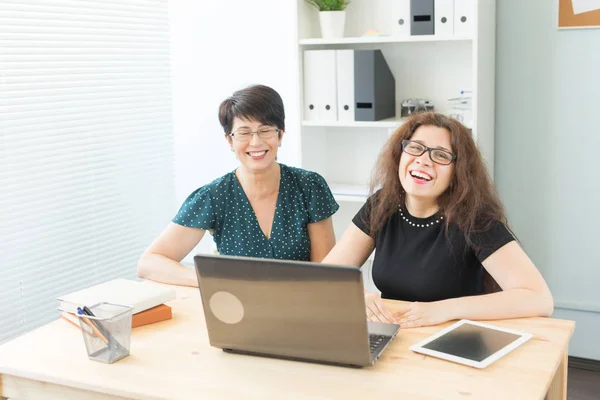 Geschäfts-, Technologie- und Personenkonzept - Frau zeigt ihr Projekt am Laptop einer anderen Frau — Stockfoto