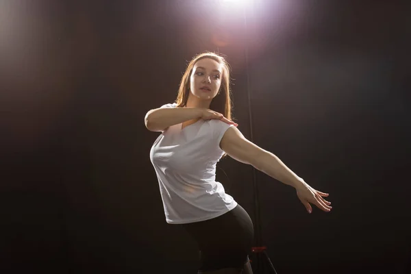 Gente y concepto de baile - Primer plano de la joven atlética bailando danza callejera en el estudio — Foto de Stock
