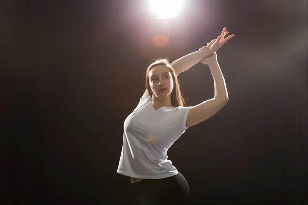 Gente y concepto de baile callejero - Joven mujer fitness bailando jazz funk en clase de baile — Foto de Stock