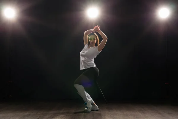 Gente y concepto de baile - Mujer bonita bailando jazz funk sobre fondo oscuro — Foto de Stock