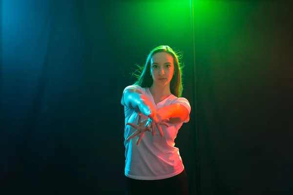 La gente y el concepto de baile - Primer plano retrato de jazz funk bailarina mujer en el estudio — Foto de Stock