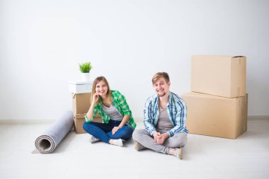 Yer değiştirme, yeni ev ve gayrimenkul konsept - genç upacking onların yeni düz birlikte çift