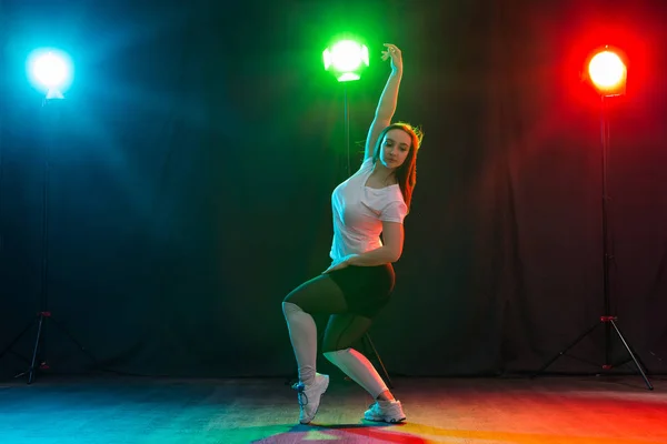 Hip-hop, jazz-funk, tecktonik, waacking, trance e street dances concept - Pretty woman dancing jazz funk over dark background — Foto Stock