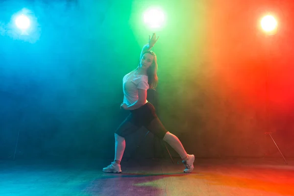 People, dancing and jazz funk concept - La giovane donna europea dimostra flessibilità su sfondo colorato — Foto Stock