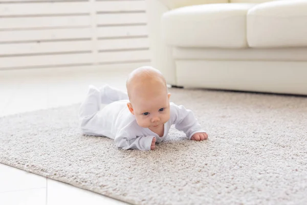 Дитина, дитинство та концепція немовляти - гарненька дитина лежить на підлозі — стокове фото