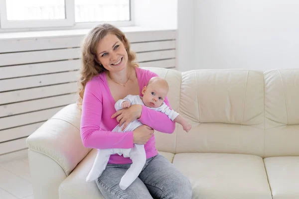 Familie, jeugd concept - mooie moeder en haar baby, kind en moederschap — Stockfoto