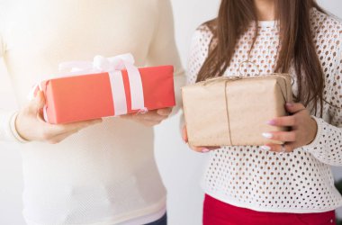 Yılbaşı, bayram, Sevgililer günü ve Doğum günü kavramı - adam kadar yakın ve kadın hediye kutuları tutar