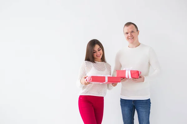 Χριστούγεννα, διακοπές, ημέρα του Αγίου Βαλεντίνου και γενέθλια έννοια - Happy άνδρας και η γυναίκα κατέχει κουτιά με δώρα σε λευκό φόντο με αντίγραφο χώρου — Φωτογραφία Αρχείου