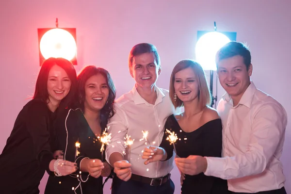 新年のパーティー、お祝い、休日のコンセプト - 花火を楽しんで友人のグループ — ストック写真