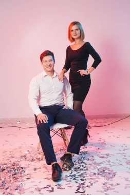 Yeni yıl, Saint Sevgililer günü ve tatil kavramı - ayakta ve birlikte kutluyor neşeli neşeli genç insanlar