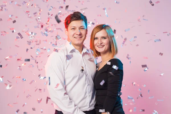 Ano Novo, dia de São Valentim e conceito de férias - jovens felizes com confete — Fotografia de Stock
