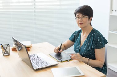 İş, teknoloji ve insan-kadın kavramı kullanmak laptop çalışma pikap iğnesi