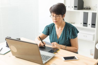 İş, web tasarım ve grafik sanat kavramı - pan kullanan orta yaşlı kadın kroki aygıt