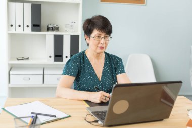 Illustrator uygulaması, web tasarımcısı ve sanatçı kavramı - grafik tasarımcı parlak bir ofiste onun kalem tablet kullanma