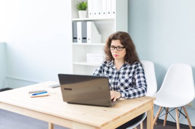 Teknoloji, iş ve insan kavramı - bilgisayarda Office çalışan bardaklarda ciddi kadın