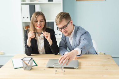 İş, takım çalışması ve insanlar kavramı - iki işçi bir mola sırasında dinlenmek.