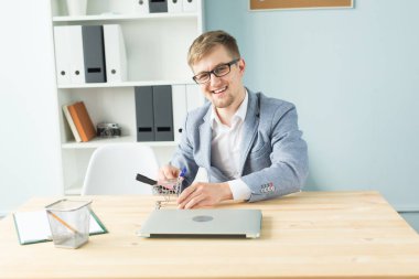 Ofis, iş adamları, sonu kavramı - Yöneticisi çalışmaları sırasında Oyuncak süpermarket arabası ile ofiste ile oynuyor