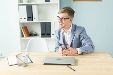 Ofis, iş adamları, sonu kavramı - Yöneticisi çalışmaları sırasında Oyuncak süpermarket arabası ile ofiste ile oynuyor